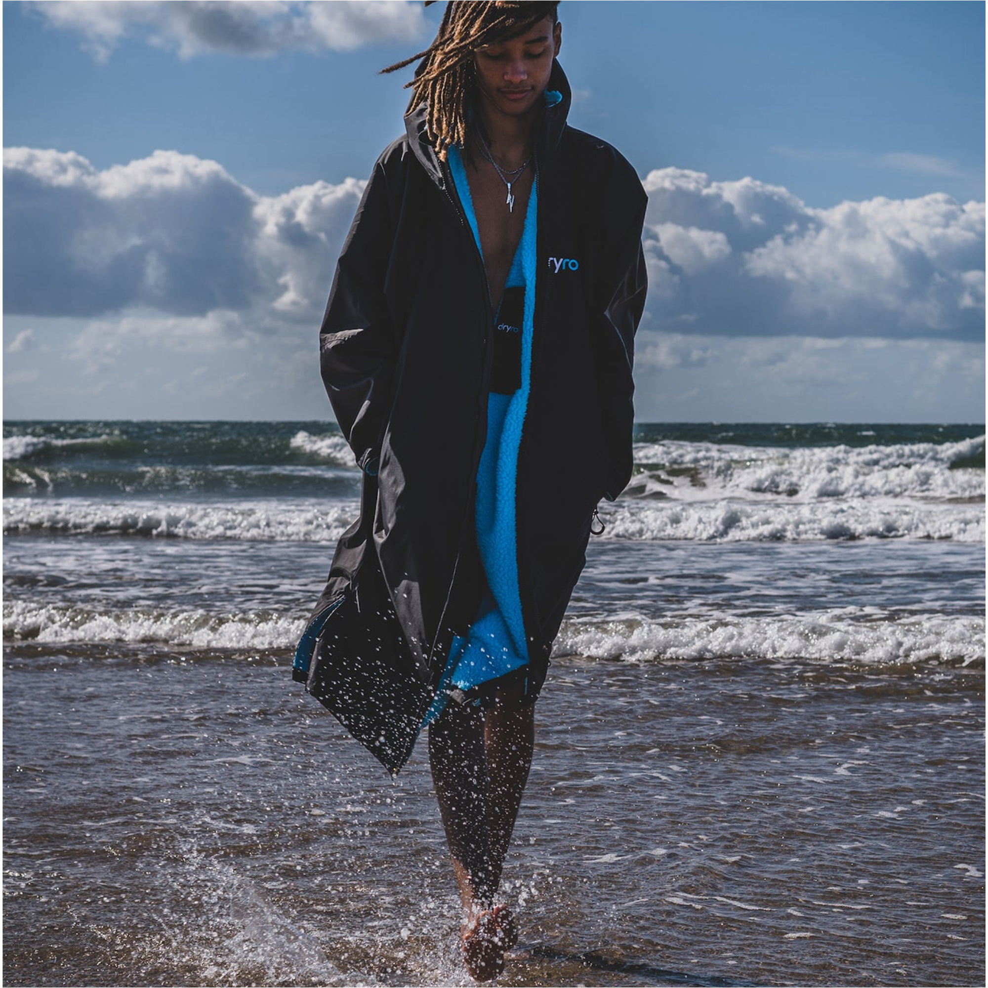 2026 Dryrobe Advance Long Sleeve Changing Robe DALSV3 - Black / Blue